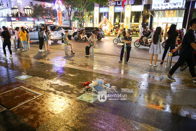 Rác ngập phố đi bộ Nguyễn Huệ sau Tết và tâm tư của người trẻ: Rác ơi, đừng khóc khi không được về nhà Rác ngập phố đi bộ Nguyễn Huệ sau Tết và tâm tư của người trẻ: Rác ơi, đừng khóc khi không được về nhà
